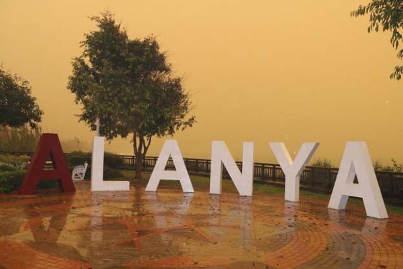 Gökyüzü turuncu oldu: Alanyada göz gözü görmedi