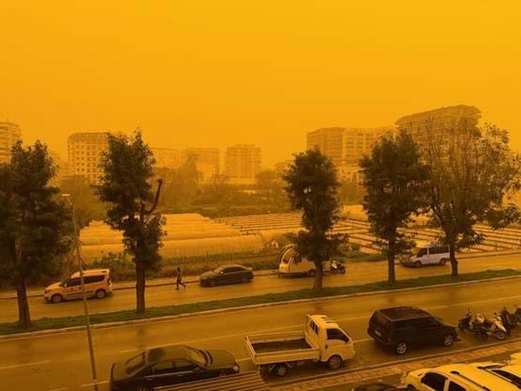 Gökyüzü turuncu oldu: Alanyada göz gözü görmedi