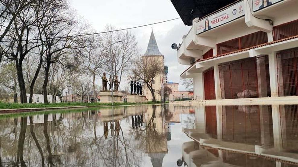Edirnede debisi artan Tunca Nehrinde turuncu alarm verildi