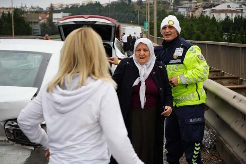 SON DAKİKA... TEMde zincirleme kaza: Araçlar kağıt gibi ezildi