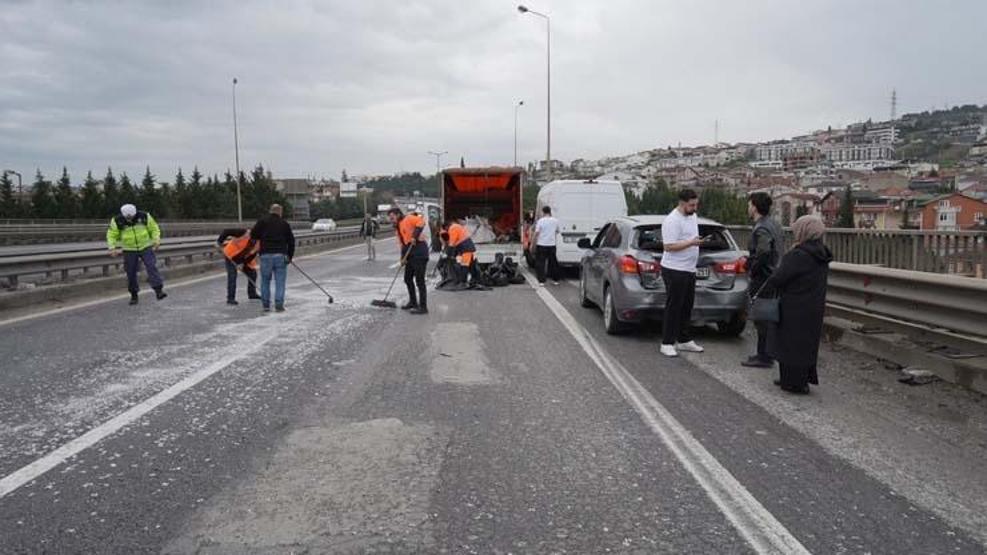 SON DAKİKA... TEMde zincirleme kaza: Araçlar kağıt gibi ezildi