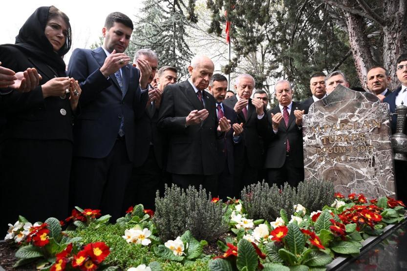 MHP lideri Bahçeli, Türkeşin kabrini ziyaret etti