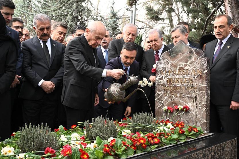 MHP lideri Bahçeli, Türkeşin kabrini ziyaret etti