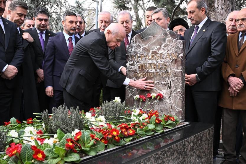 MHP lideri Bahçeli, Türkeşin kabrini ziyaret etti