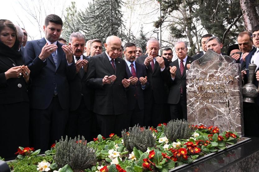 MHP lideri Bahçeli, Türkeşin kabrini ziyaret etti