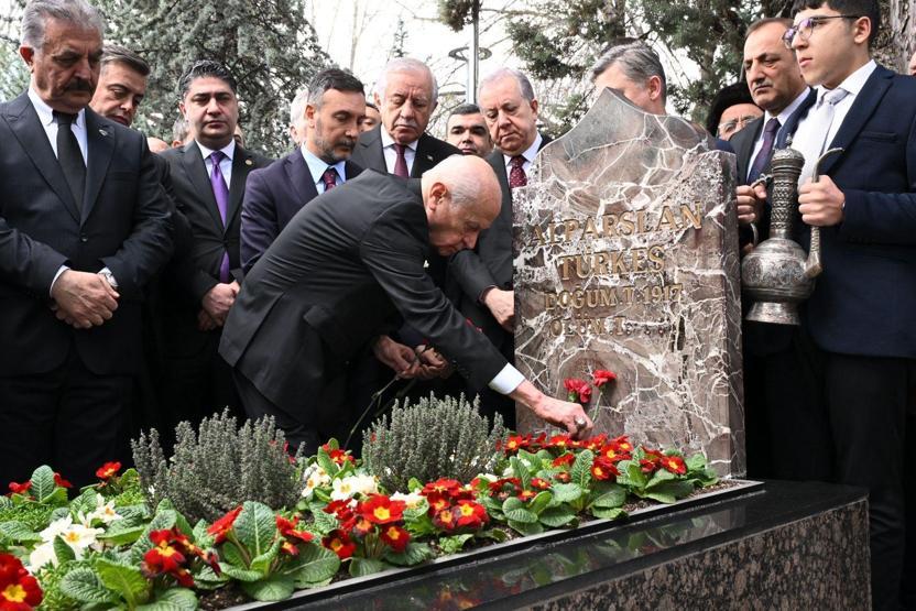 MHP lideri Bahçeli, Türkeşin kabrini ziyaret etti