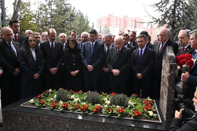 MHP lideri Bahçeli, Türkeşin kabrini ziyaret etti