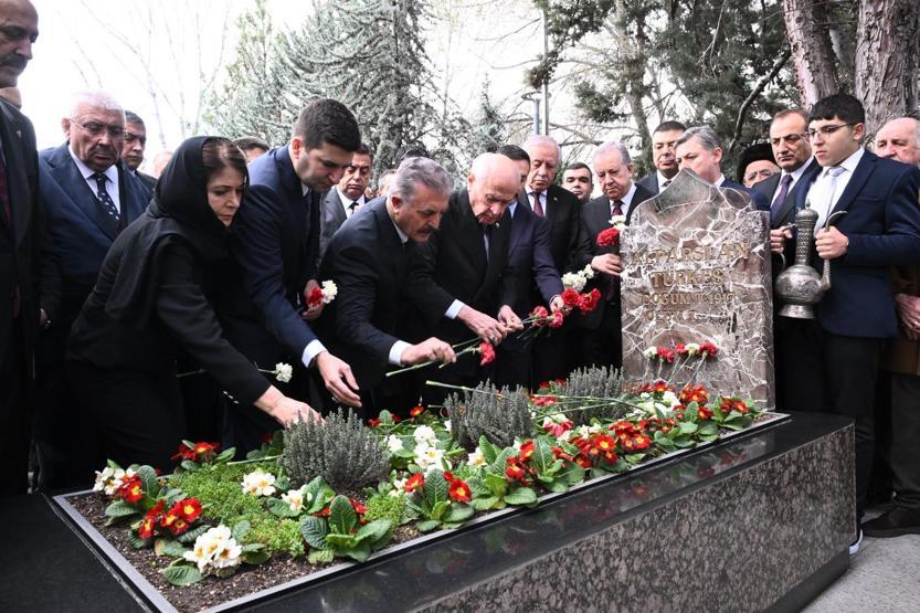 MHP lideri Bahçeli, Türkeşin kabrini ziyaret etti