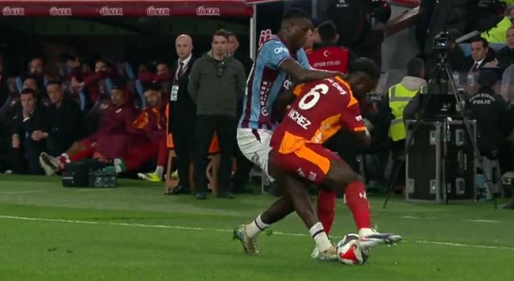 Trabzonspor - Galatasaray maçının tartışmalı pozisyonları Barış Alper Yılmaz kırmızı kart görmeli miydi