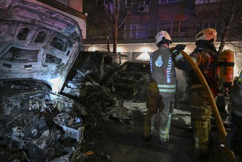 101 sabıkası bulunan oto galericiye saldırı: Önce lüks araçları yaktılar ardından villayı kurşunladılar