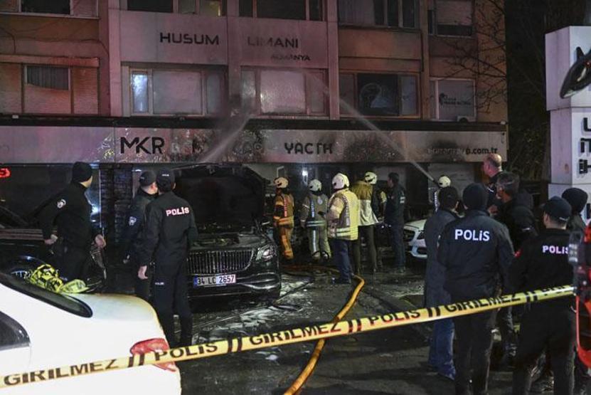 101 sabıkası bulunan oto galericiye saldırı: Önce lüks araçları yaktılar ardından villayı kurşunladılar
