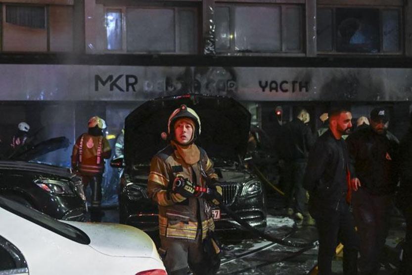 101 sabıkası bulunan oto galericiye saldırı: Önce lüks araçları yaktılar ardından villayı kurşunladılar