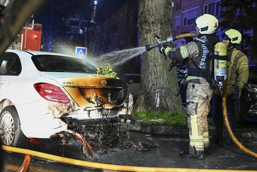 101 sabıkası bulunan oto galericiye saldırı: Önce lüks araçları yaktılar ardından villayı kurşunladılar