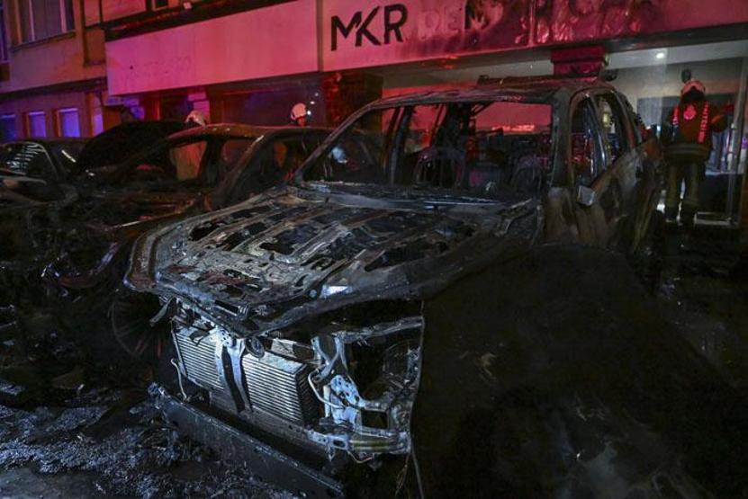 101 sabıkası bulunan oto galericiye saldırı: Önce lüks araçları yaktılar ardından villayı kurşunladılar