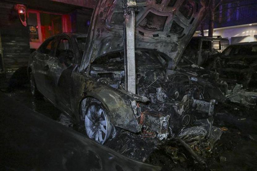 101 sabıkası bulunan oto galericiye saldırı: Önce lüks araçları yaktılar ardından villayı kurşunladılar