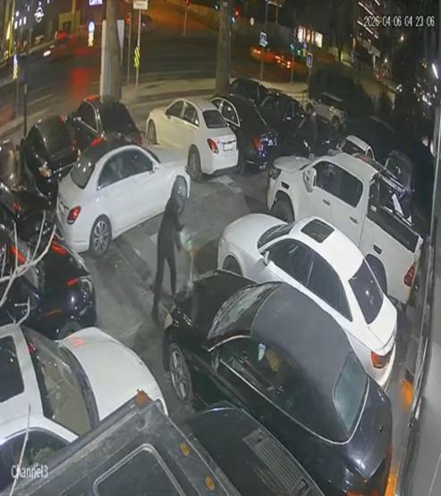 101 sabıkası bulunan oto galericiye saldırı: Önce lüks araçları yaktılar ardından villayı kurşunladılar