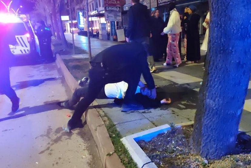 Yan bakma tartışması kavgaya döndü Anne ve oğlu yaralandı