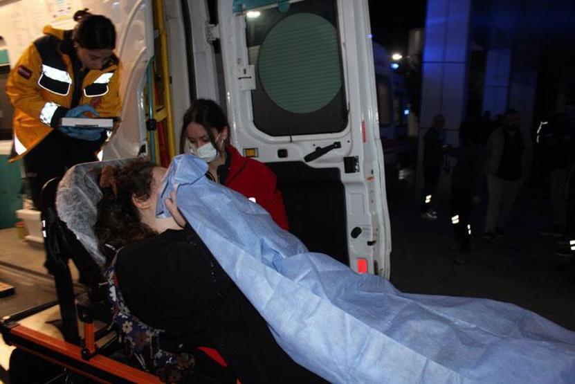 Yan bakma tartışması kavgaya döndü Anne ve oğlu yaralandı