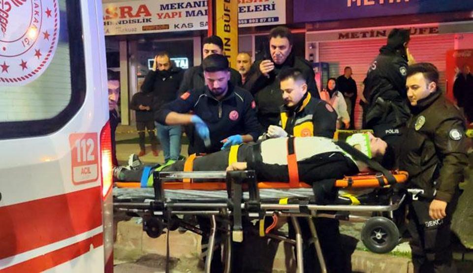 Yan bakma tartışması kavgaya döndü Anne ve oğlu yaralandı