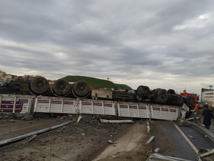 Diyarbakır’da facia: Briket yüklü TIR devrildi