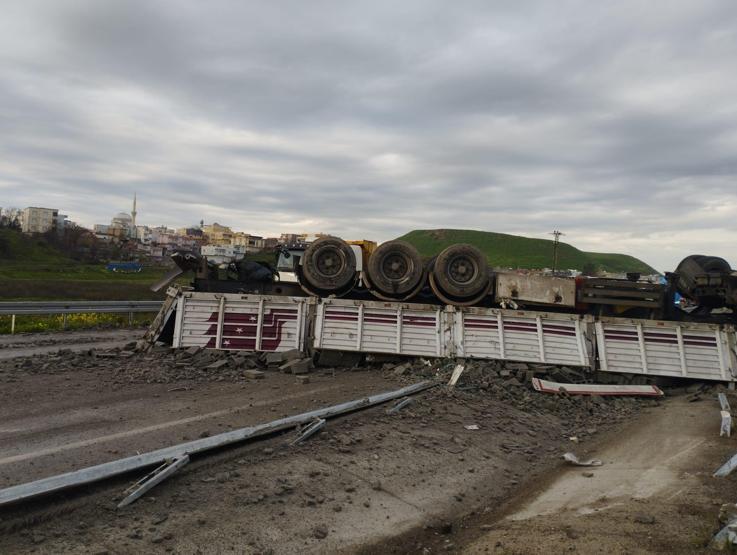 Diyarbakır’da facia: Briket yüklü TIR devrildi