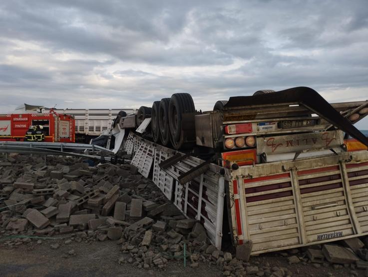 Diyarbakır’da facia: Briket yüklü TIR devrildi