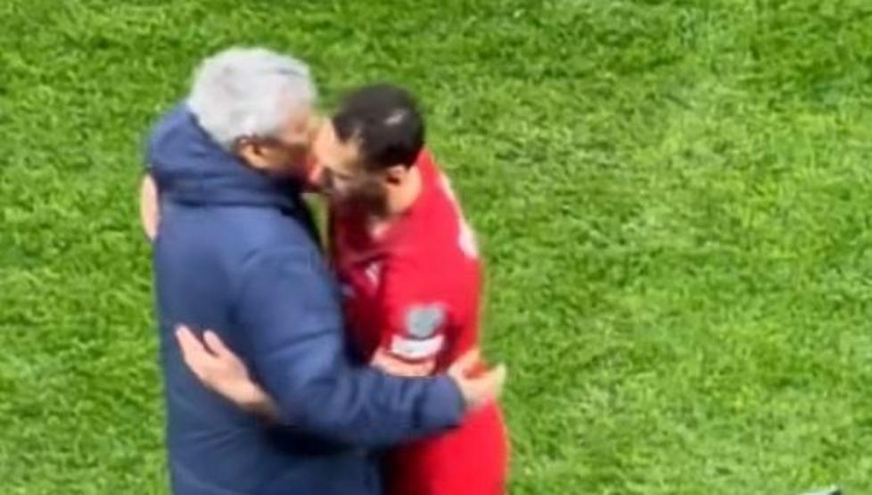 Hakan Çalhanoğlundan Lucescuya son veda O anlar yeniden gündem oldu...