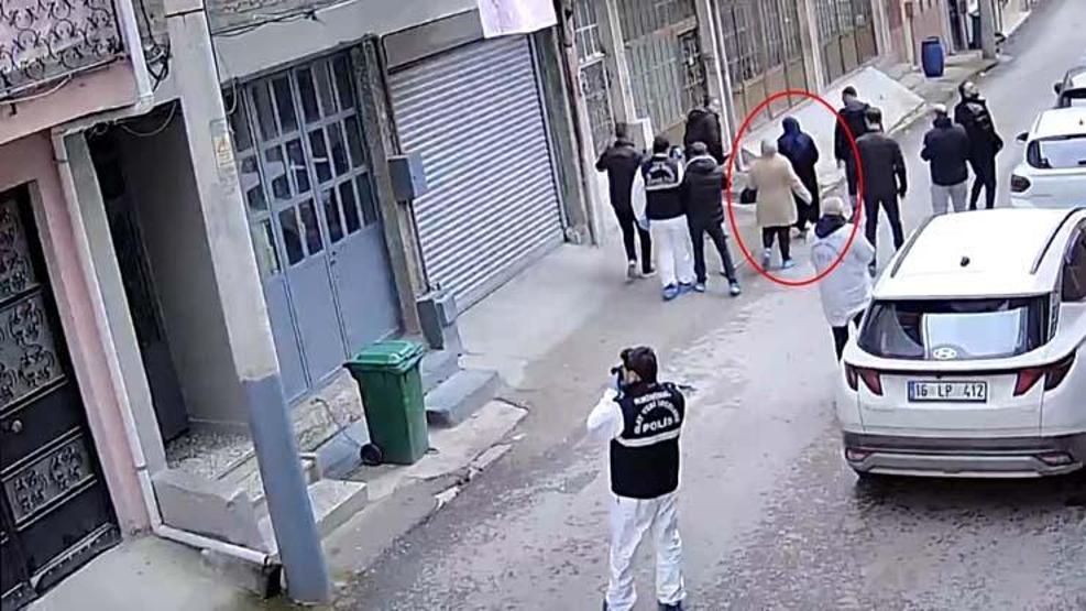 Eşini vahşice öldürmüştü: Ceset parçalarını attığı çöp kutularını polise gösterdi