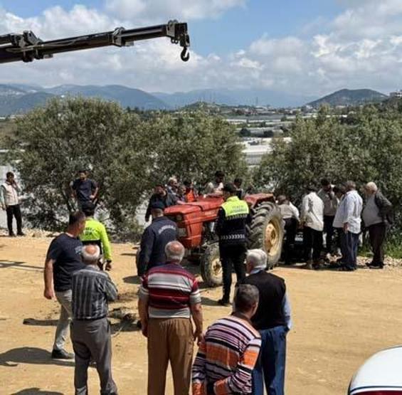 Devrilen traktörün sürücüsü hayatını kaybetti