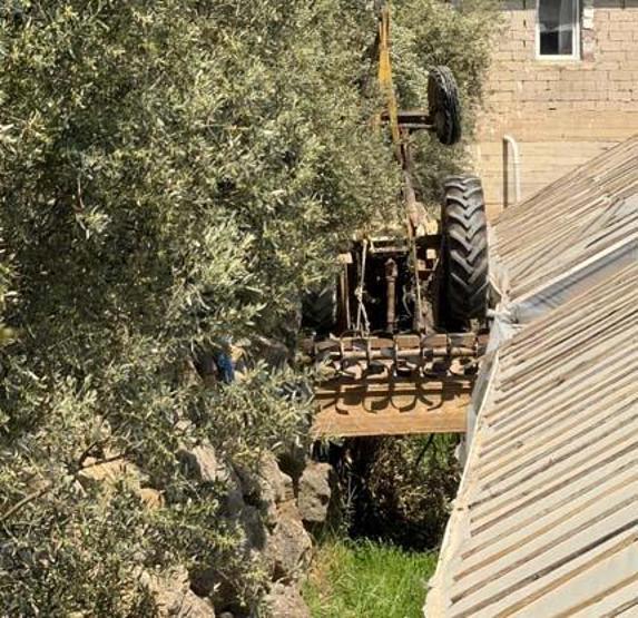 Devrilen traktörün sürücüsü hayatını kaybetti