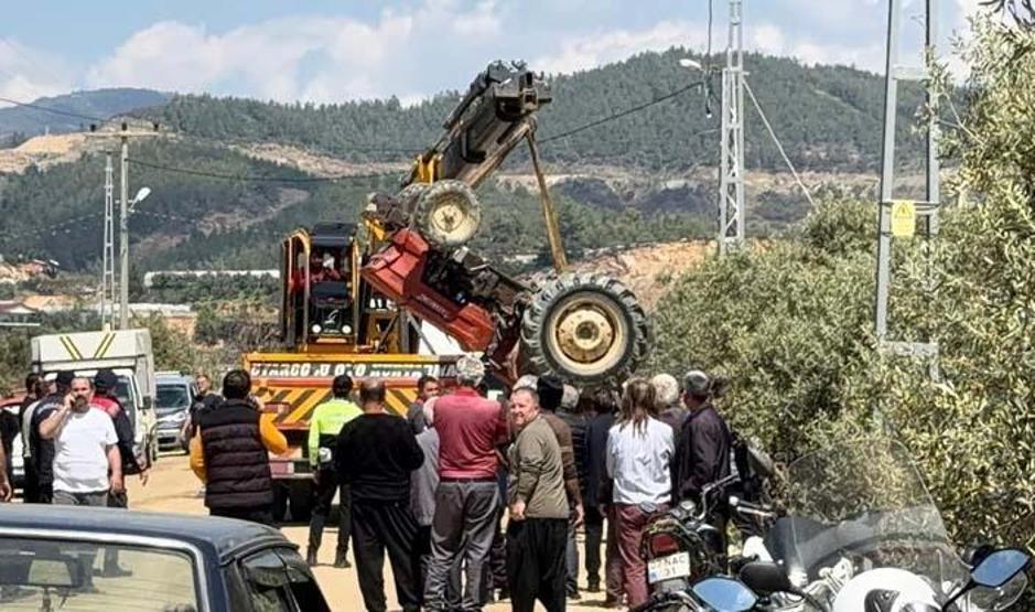 Devrilen traktörün sürücüsü hayatını kaybetti