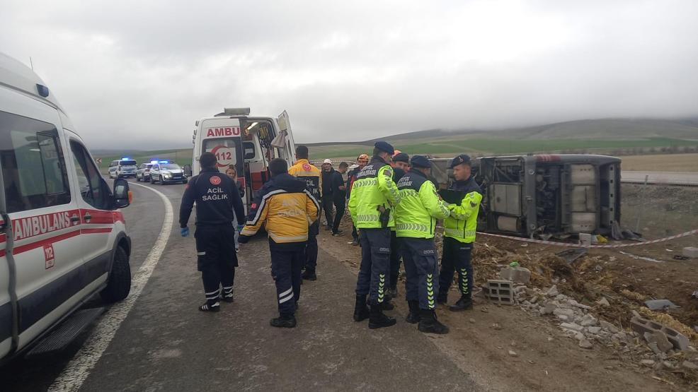 Aksarayda tur otobüsü devrildi: 20 yaralı