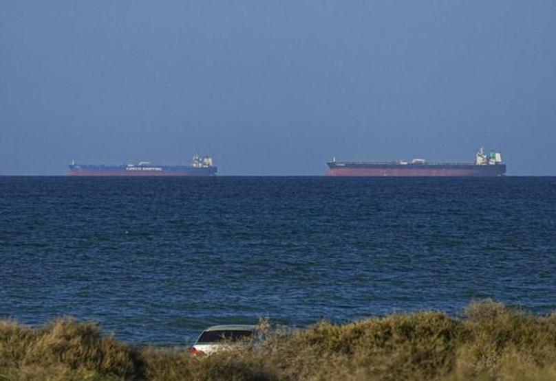 Ateşkes sonrası gemiler geçmeye başladı Hürmüzdeki trafik böyle görüntülendi