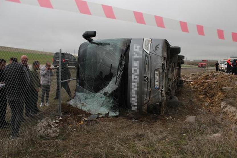 Aksarayda tur otobüsü devrildi: 20 yaralı