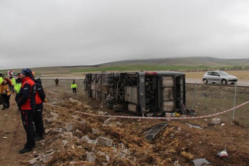 Aksarayda tur otobüsü devrildi: 20 yaralı