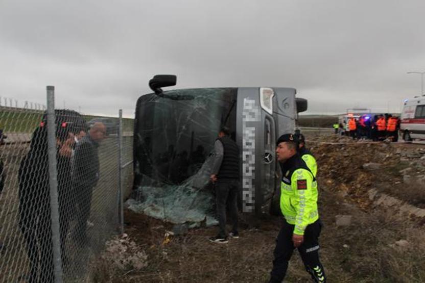 Aksarayda tur otobüsü devrildi: 20 yaralı