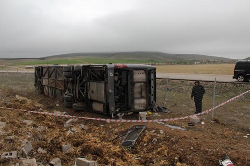 Aksarayda tur otobüsü devrildi: 20 yaralı