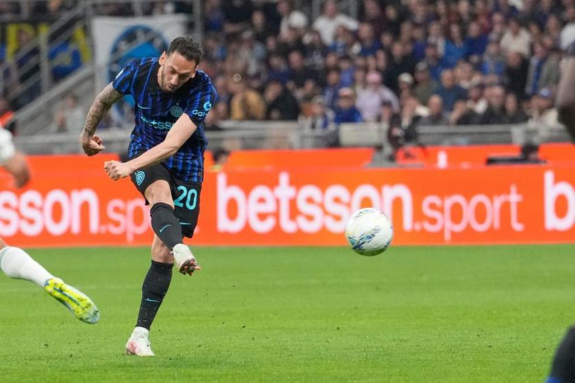 Galatasaray iddiaları sürerken Interden Hakan Çalhanoğlu hamlesi