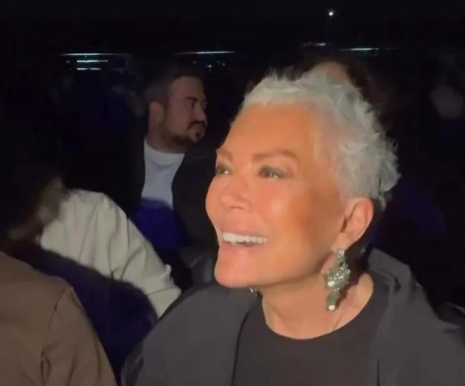 Kanseri Yenen Semiramis Pekkan Ajda Pekkan Konserinde Güzelliğiyle Hayran Bıraktı Moral Dolu Mesaj: ‘Hayata Yeniden Başladım’