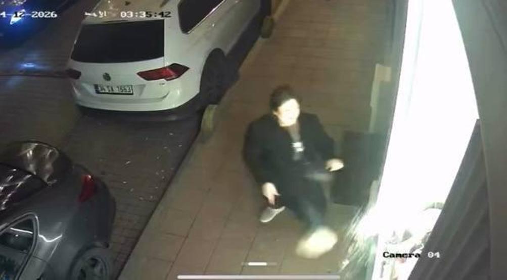 Gece saatlerinde hareketli anlar Kaldırım taşıyla camları indirdi