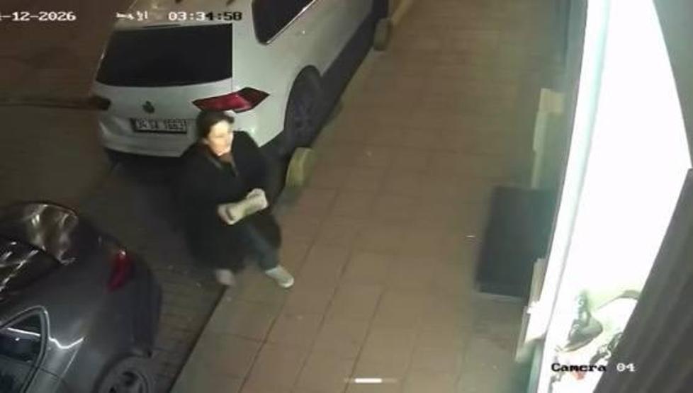 Gece saatlerinde hareketli anlar Kaldırım taşıyla camları indirdi