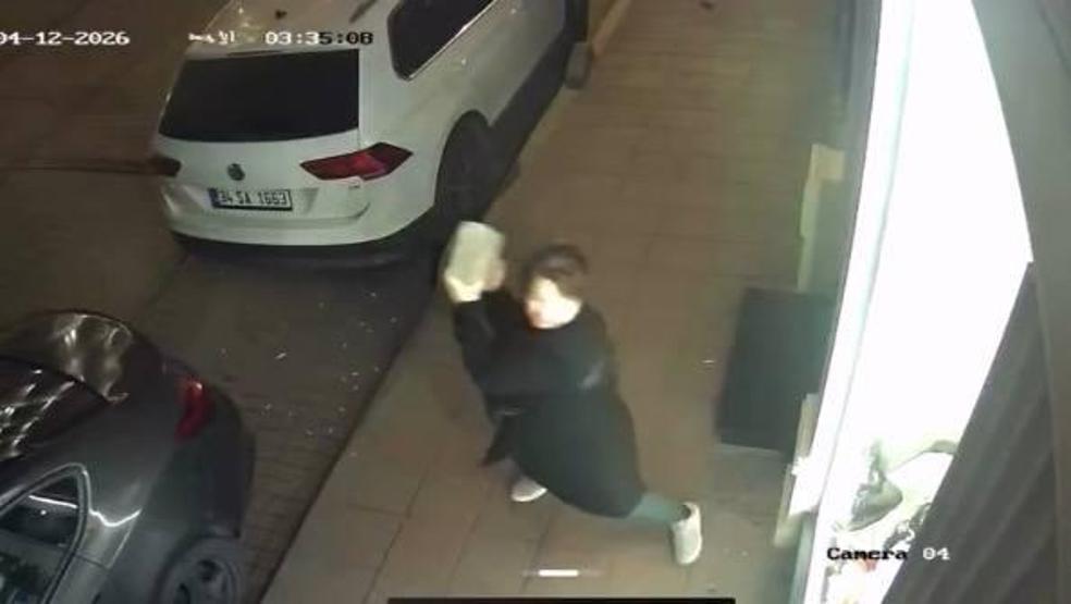 Gece saatlerinde hareketli anlar Kaldırım taşıyla camları indirdi