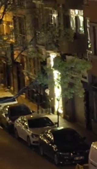 Gece saatlerinde hareketli anlar Kaldırım taşıyla camları indirdi