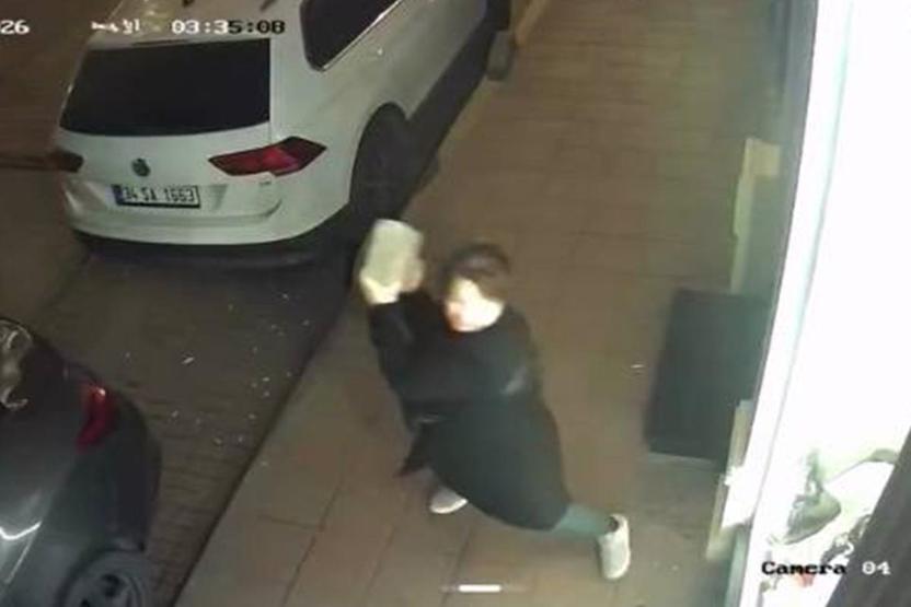 Gece saatlerinde hareketli anlar Kaldırım taşıyla camları indirdi