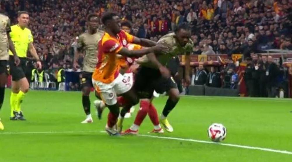 Galatasaray - Kocaelispor maçındaki penaltı pozisyonları için net yorum