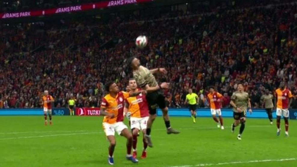 Galatasaray - Kocaelispor maçındaki penaltı pozisyonları için net yorum