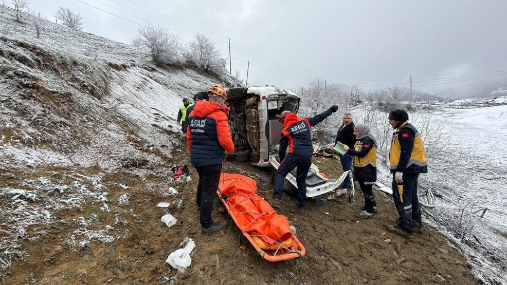 Hasta taşıyan ambulans, uçuruma yuvarlandı: 1 ölü, 4 yaralı