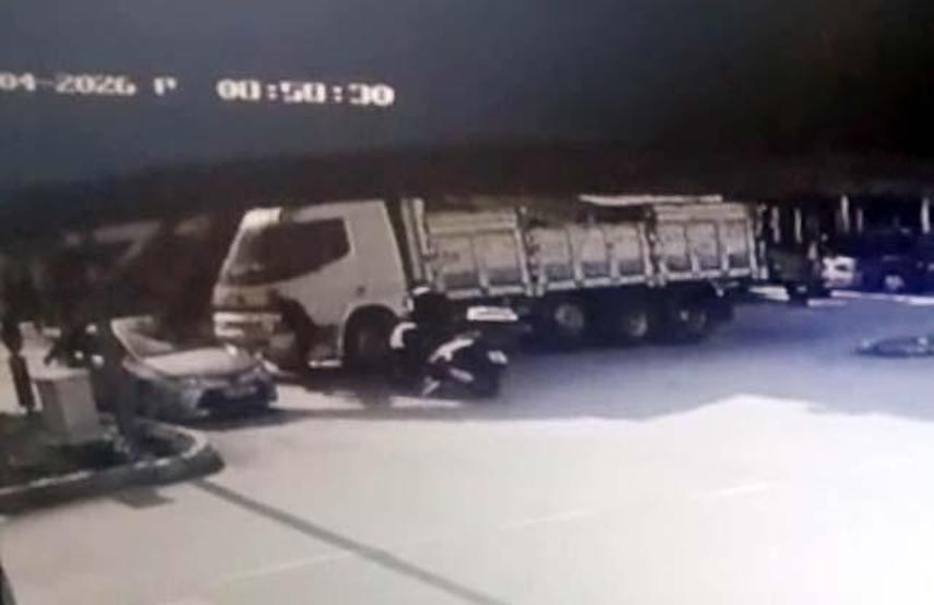 Ölümden kıl payı kurtuluş: İnşaat demirleri otomobilin tavanını deldi