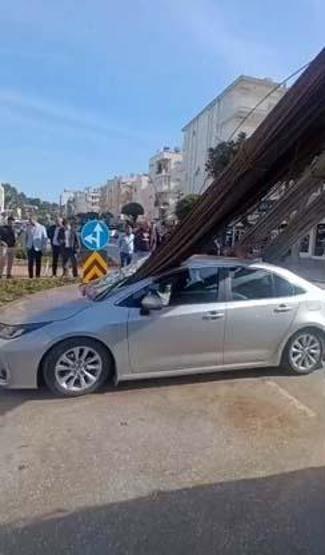 Ölümden kıl payı kurtuluş: İnşaat demirleri otomobilin tavanını deldi