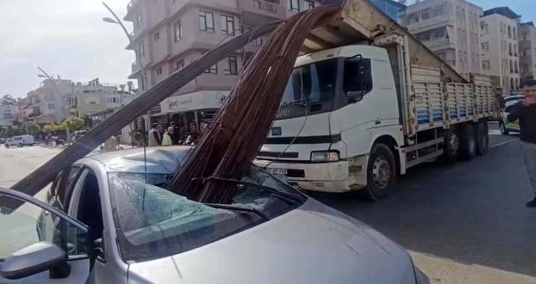 Ölümden kıl payı kurtuluş: İnşaat demirleri otomobilin tavanını deldi
